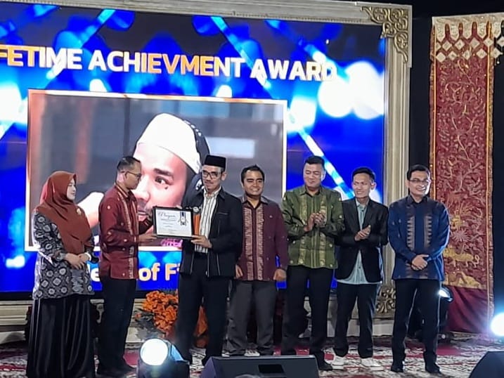 Pemred Minangsatu Heranof  Terima Anugerah Life Achievement Bidang Penyiaran dari KPID Sumbar
